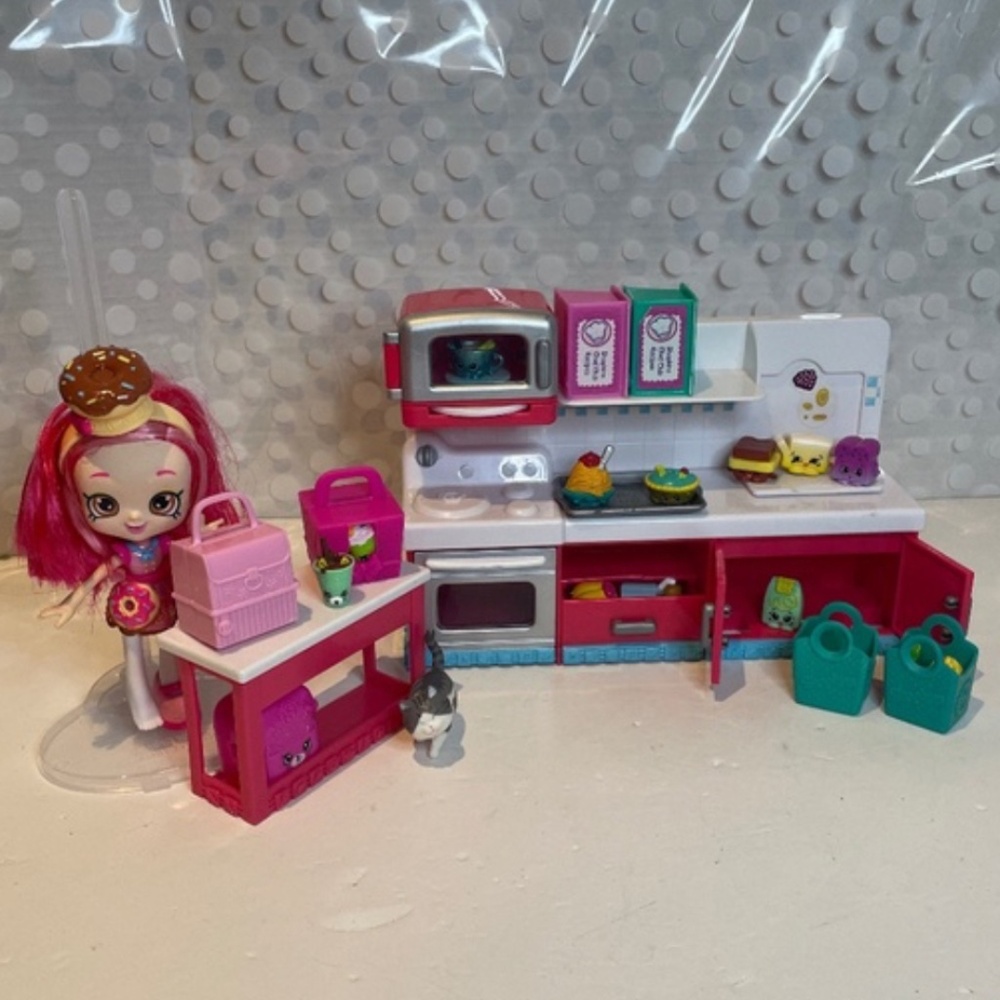 👀2/$20- Shopkins Chef 👩‍🍳 Club Hot Spot Kitchen playset with Donatina doll